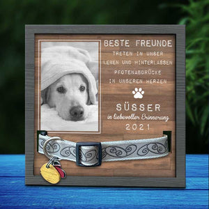 Beste Freunde Treten In Unser Leben Und Hinterlassen Pfotenabdrücke In Unseren Herzen - Memorial Personalized Custom Pet Loss Sign, Collar Frame - Upload Image, Sympathy Gift, Gift For Pet Owners, Pet Lovers German
